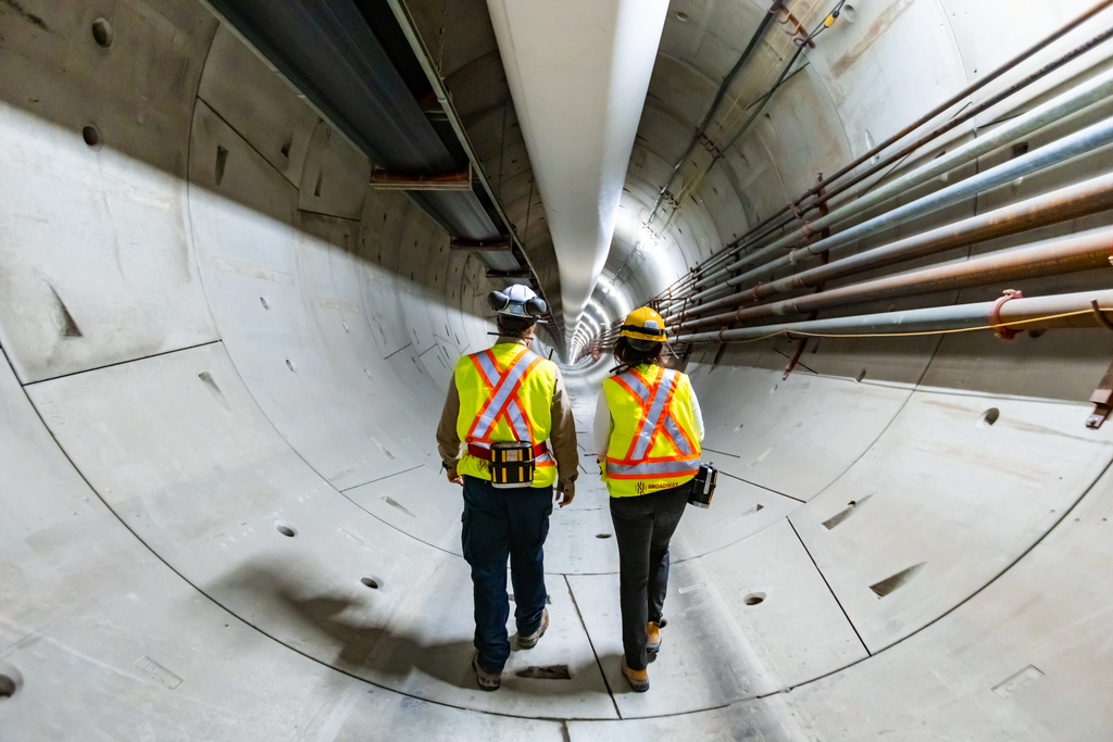 Imagen de dos personas sobre un túnel.