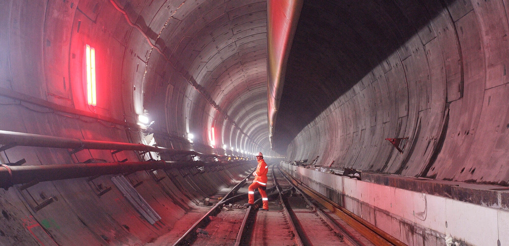 Imagen sobre un trabajador en un túnel.