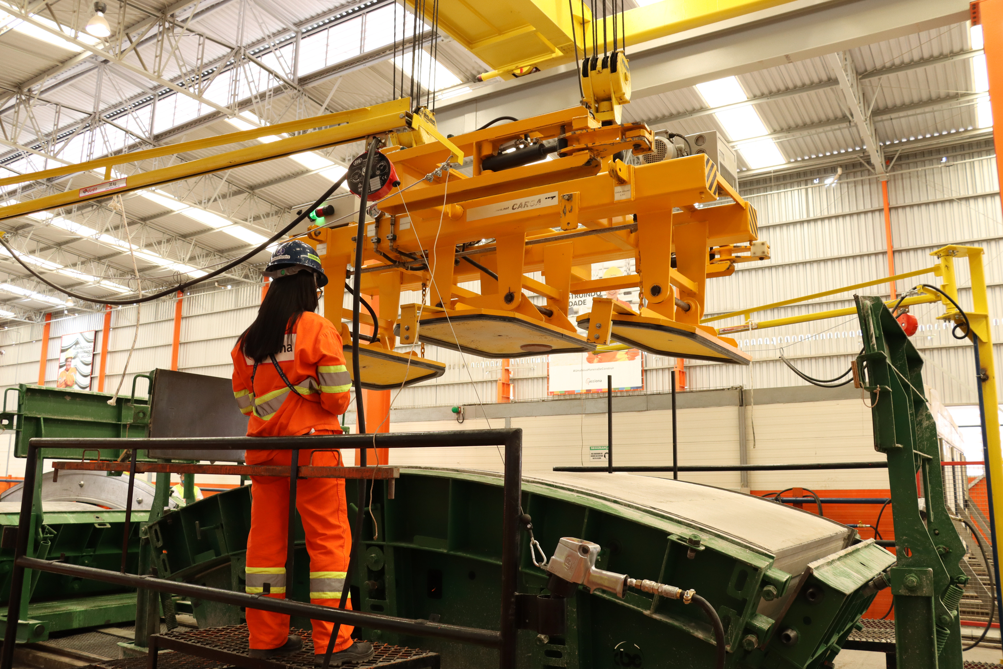Imagen de mujer trabajando en una fábrica